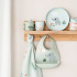 Done By Deer Haklapp i silikon Playground Green i gruppen Babytillbehör / Äta och mata / Haklappar hos Bonti (DOBD1359523)