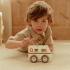 Little Dutch Ambulans med figur i gruppen Leksaker / Leksaksbilar & fordon / Bilar hos Bonti (LDLD2527)